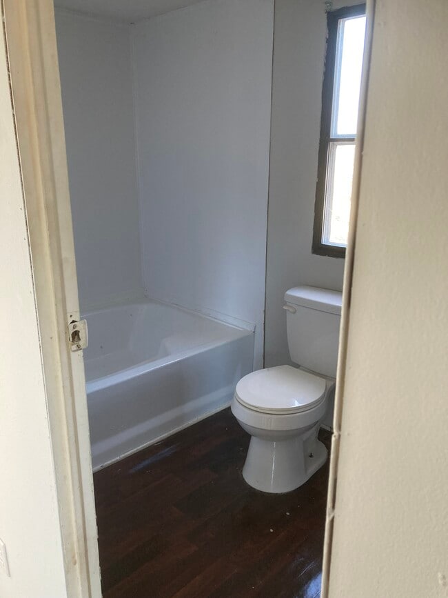 Building Photo - Small Rd Park