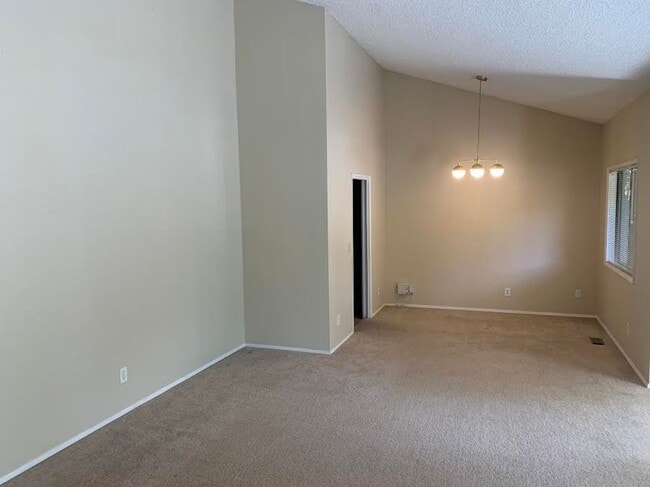 Building Photo - Single Level Near Southridge!!