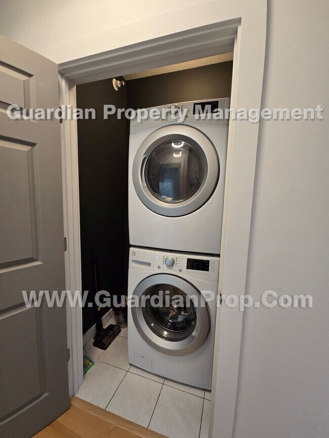 Building Photo - St Louis Park Condo, Heated Garage Space Included, Dishwasher, In Unit Laundry