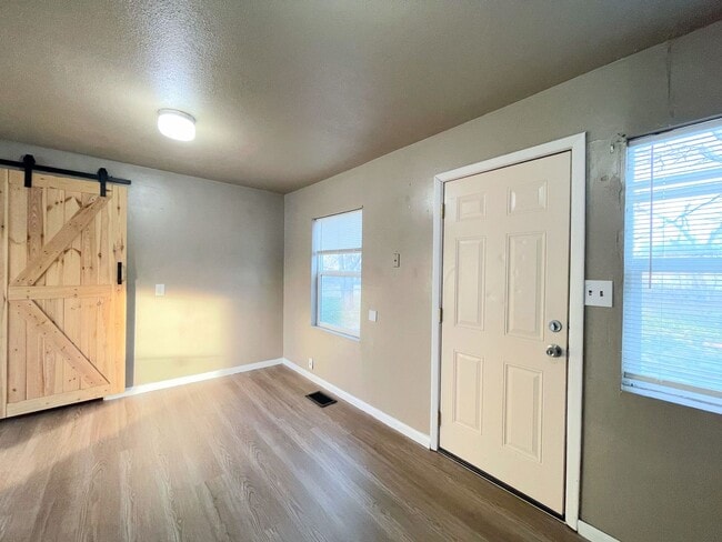 Building Photo - 3 bedroom home with fenced in back yard