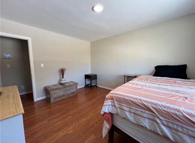 Building Photo - 2233 Paris St