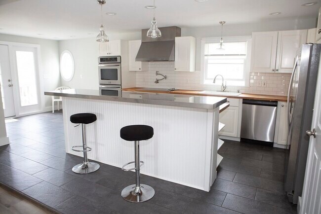 Building Photo - 43 Beacon St