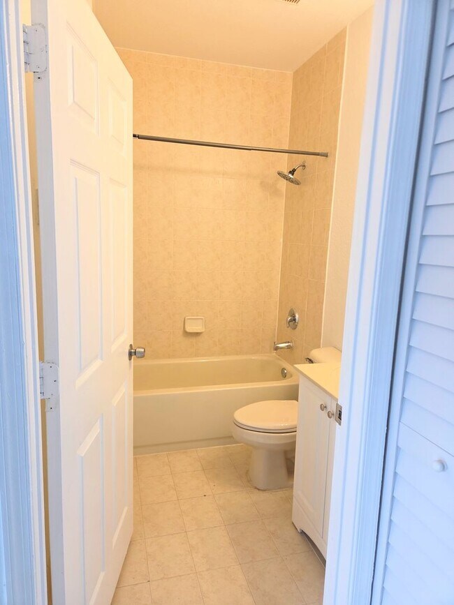 Building Photo - 3 Bedroom / 3 Bathroom Townhouse in Keys Cove Gated Community