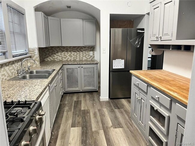 Building Photo - 65 Monhagen Ave