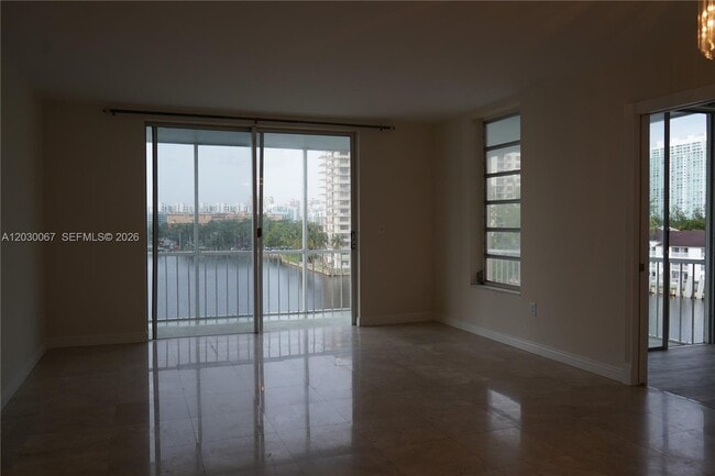 Building Photo - 2999 Point E Dr