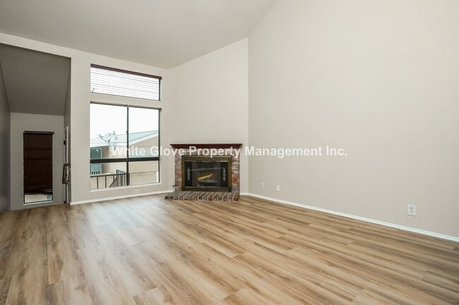 Building Photo - Lovely Updated 2 Bedroom Gated Townhome in Cypress