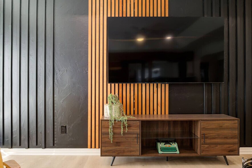 Building Photo - 11000 Springhollow Rd