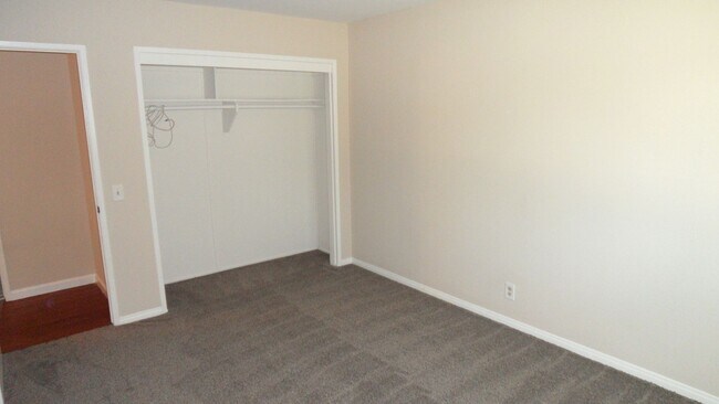 Building Photo - Spacious 6 Bedroom, 3 Bathroom, Single Fam...