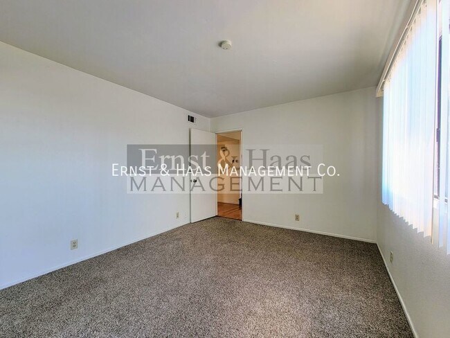 Building Photo - 2755 E Hill St