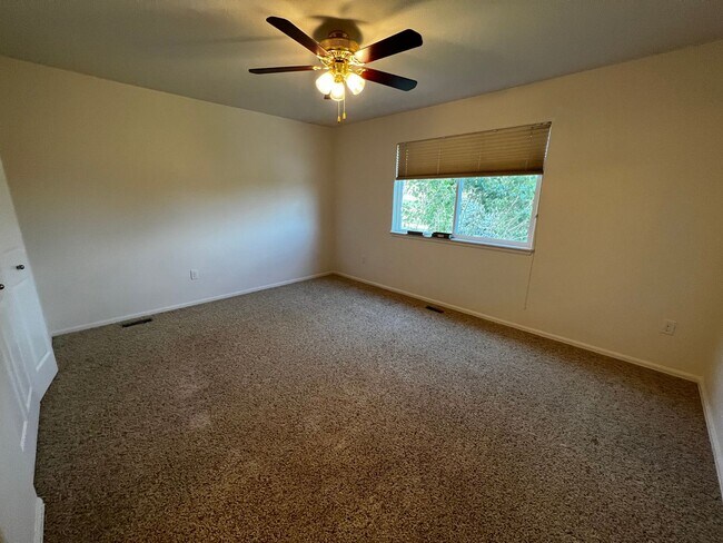 Building Photo - Charming 3 Bed, 2 Bath Home in Maple Hill