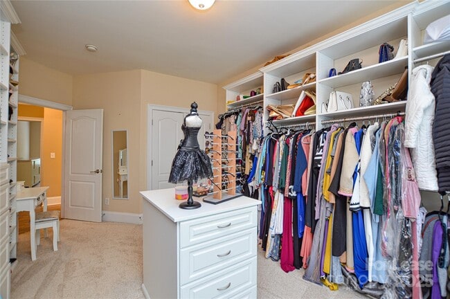 Building Photo - 5004 Woodview Ln