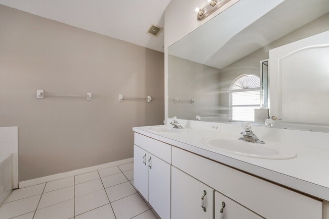 Building Photo - 9042 Egret Cove Cir