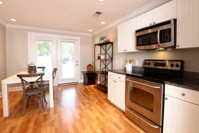 Building Photo - 3 Bedroom Flat Available at the Woodlands - REDUCED DEPOSIT