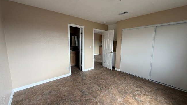 Building Photo - Three Bedroom Two Bathroom Apartment in San Bernardino!