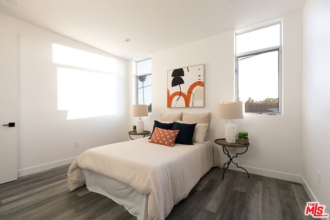 Building Photo - 423 S Wilton Pl