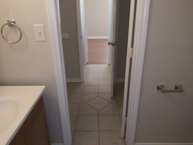 Building Photo - 3 Bedroom Town-home