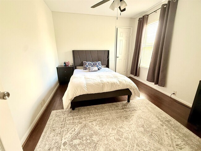 Building Photo - 4615 Pin Oak Creek Ln