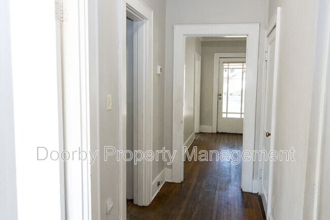 Building Photo - 910 S Crest