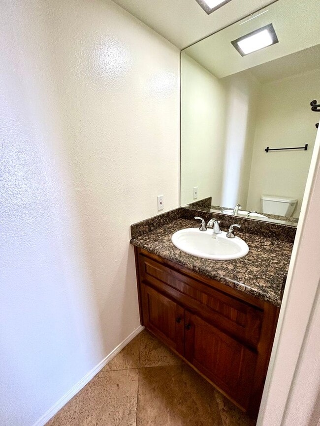 Building Photo - Stunning 3 Bed/3.5 Bath with Panoramic Views!