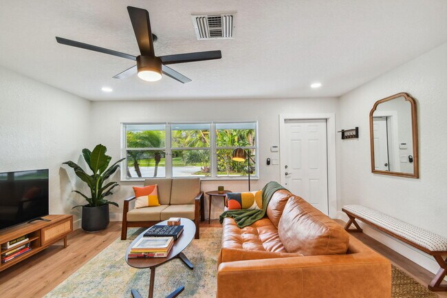 Building Photo - 702 NE 10th Ave