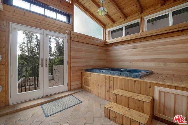 Building Photo - 10160 Cielo Dr