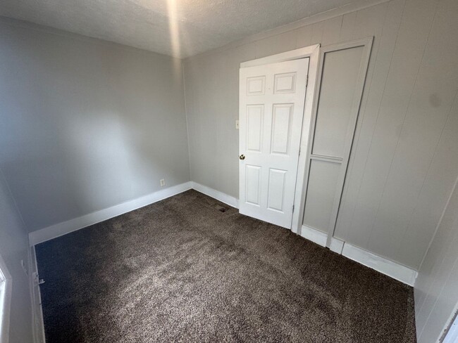 Building Photo - 3039 W 51st St
