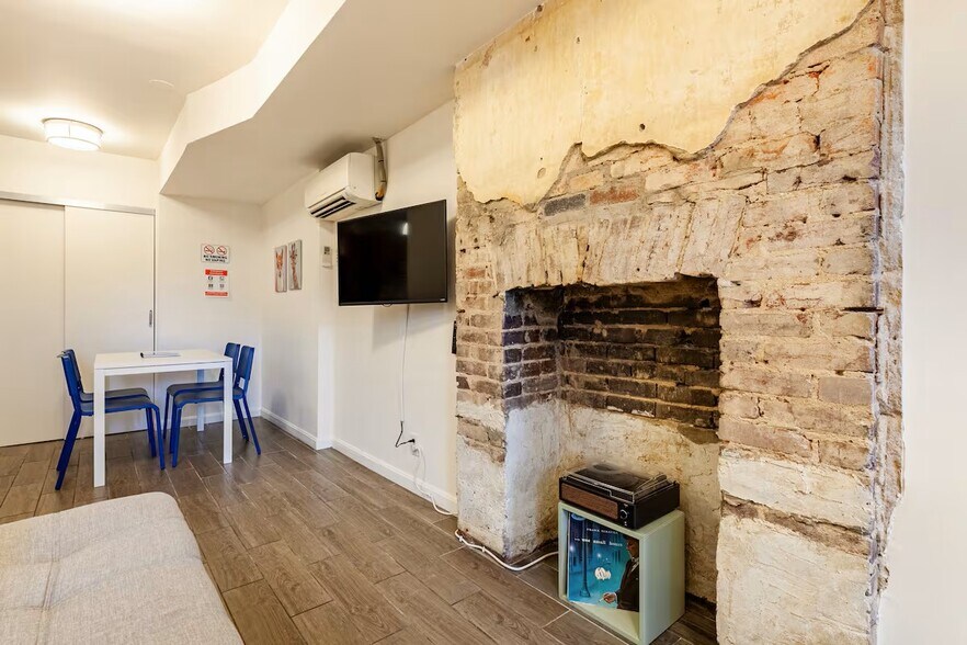 Building Photo - 619 10th St NE