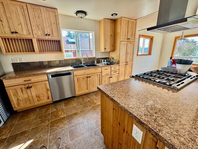 Building Photo - 3 Bed, 2 Bath in Anacortes WATER VIEW and ...