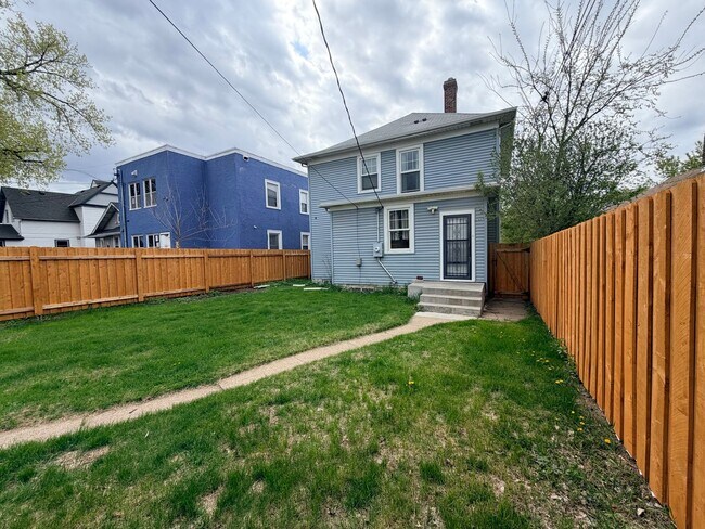 Building Photo - Gorgeous 3 Bedroom with Modern Upgrades!!