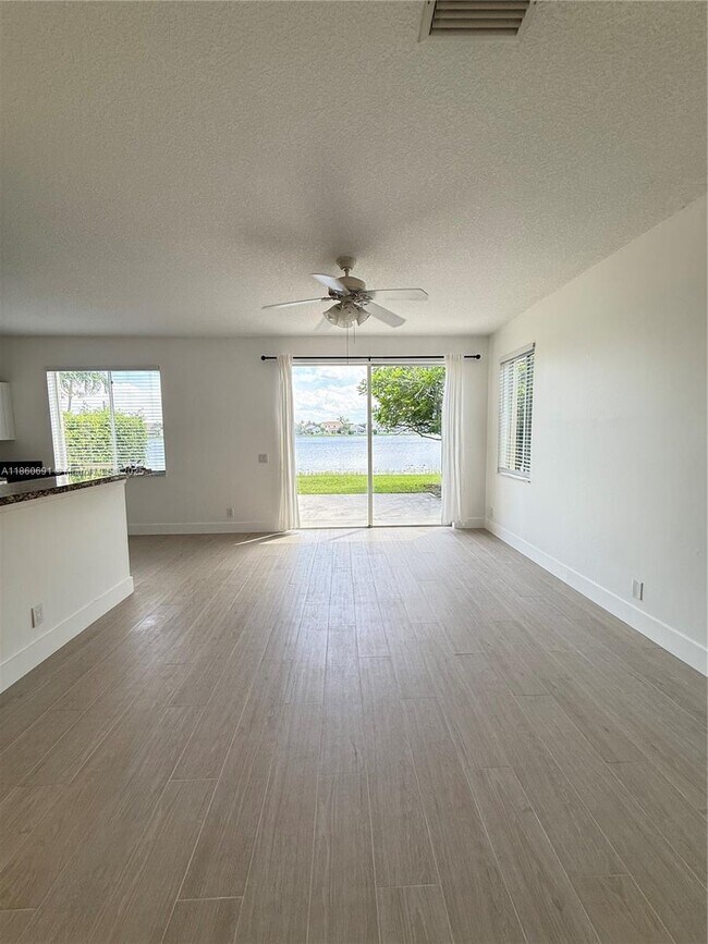 Building Photo - 1421 Presidio Dr