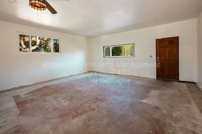 Building Photo - 5533 Carpinteria Ave