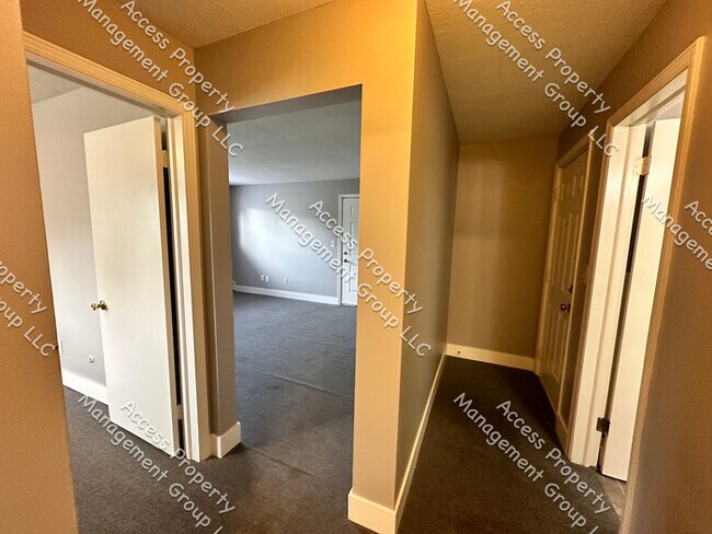 Building Photo - SE Side Updated One Bedroom Unit