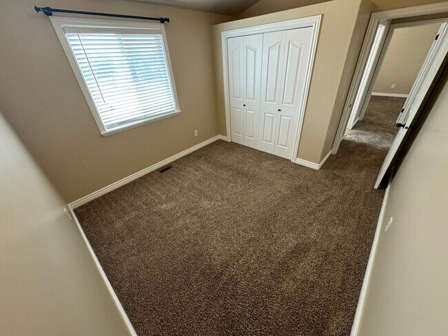 Building Photo - 3 Bed/ 2 Bath Townhome with fully fenced yard