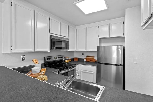 Building Photo - Welcome to this charming, downstairs unit ...