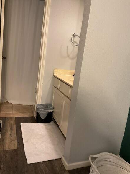 Master Bathroom - 13018 Heimer Rd