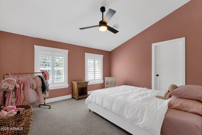 Building Photo - 856 W Quail Cir