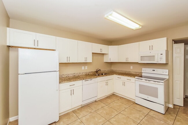 Building Photo - 421 Whispering Pines Dr