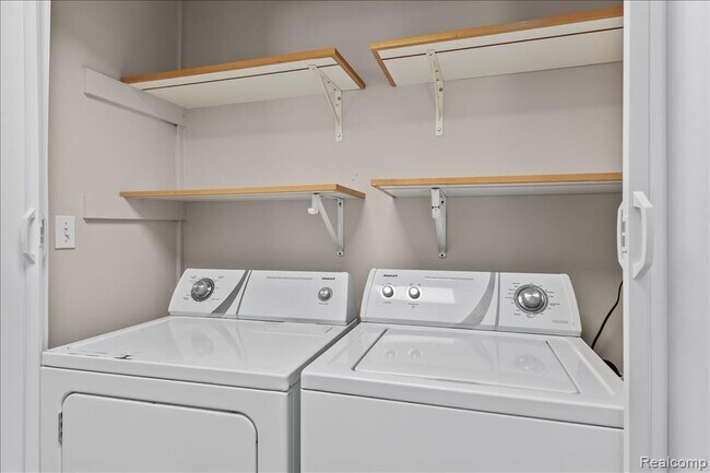 Building Photo - 3771 Gainesborough Dr