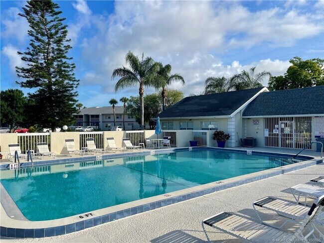 Building Photo - 1504 SE Royal Green Cir