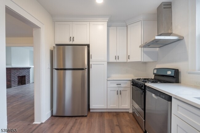 Building Photo - 160 Academy St