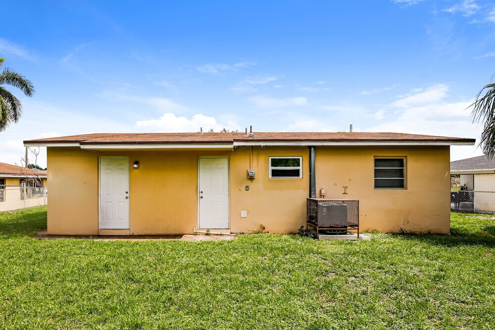 Building Photo - 3120 NW 5th Ct