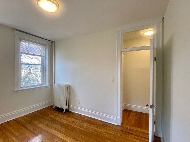 Building Photo - Nicely renovated 2 bed unit with utilities...