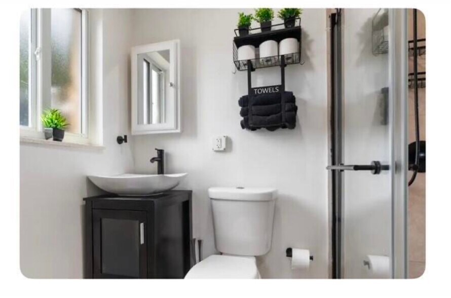 Upgraded full bath with modern finishes - 529 NW 15th Way