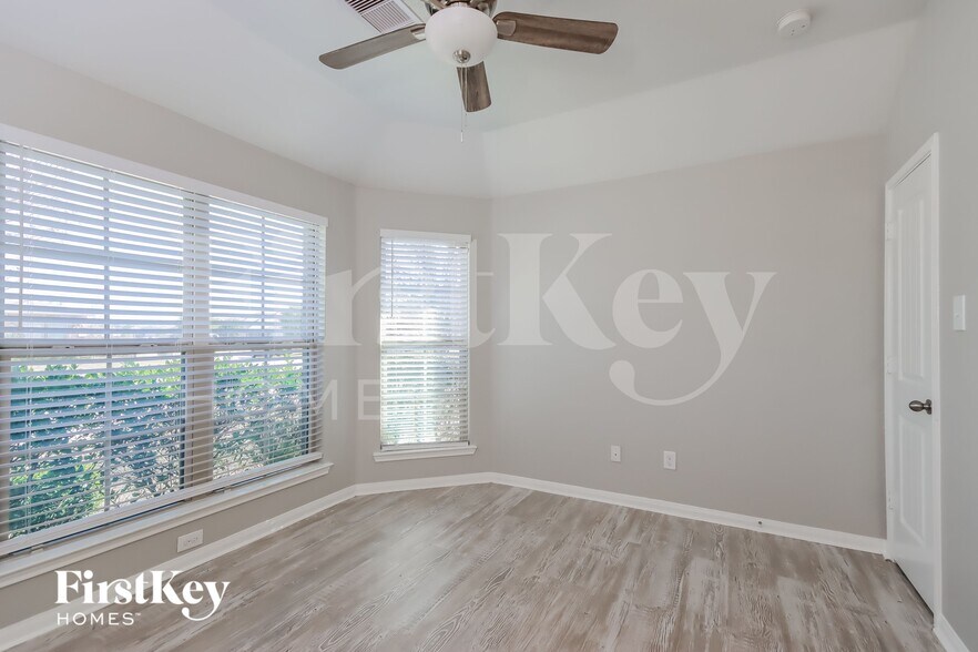 Building Photo - 240 Country Crossing Cir
