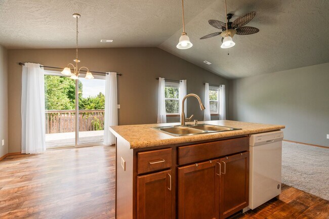 Building Photo - Charming Single-Level Home with Modern Com...