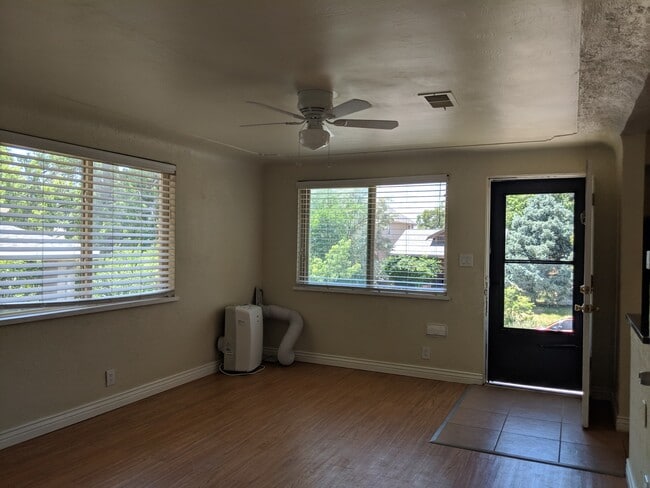 Building Photo - West Wash Park 2/1 Lots of Light, Mountain View and Reserved Parking!!