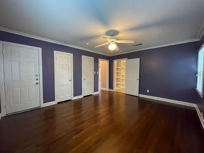 Building Photo - AVAILABLE NOW --3 BEDROOM 2 BATH HOME IN T...