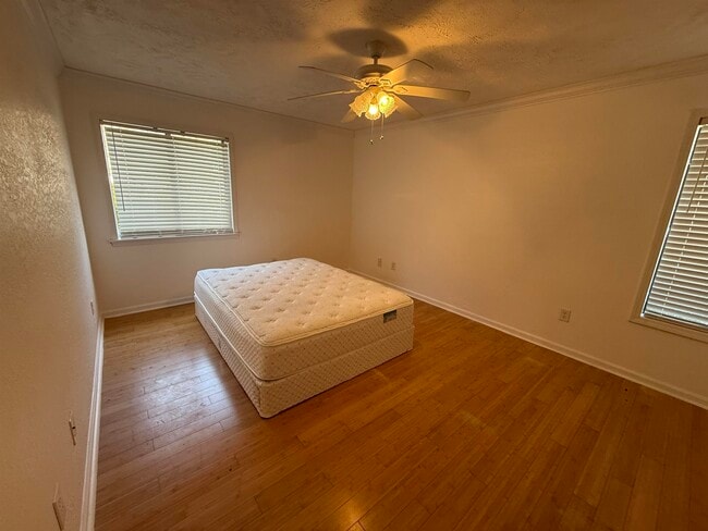 Building Photo - 407 76th Ave N