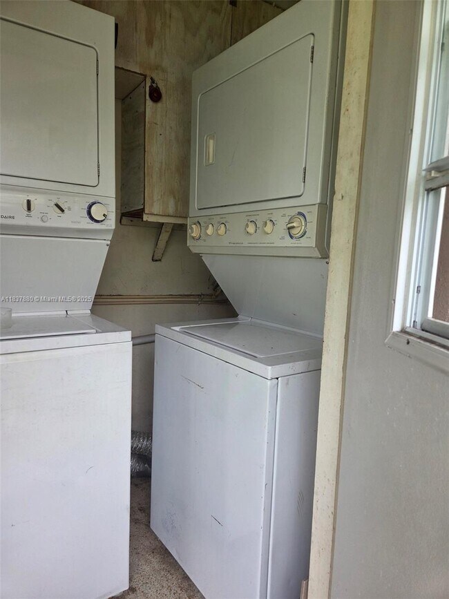 Building Photo - 6185 SW 43rd St