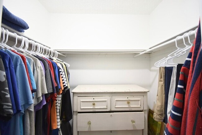 Building Photo - FULLY FURNISHED Condo For Rent in Pinellas...